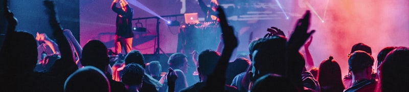 球迷自发设计的球队应援物和纪念品展示