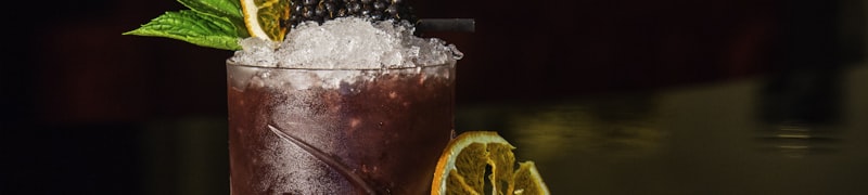 众多球迷在体育场看台欢呼助威的壮观场景