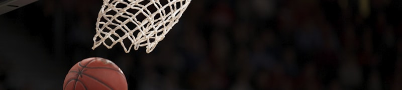 湖北篮球运动员在赛场扣篮的精彩瞬间