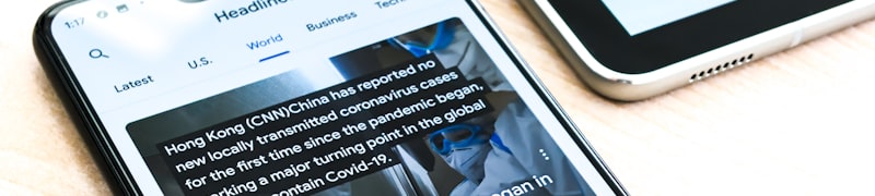 体育新闻记者在发布会现场进行报道